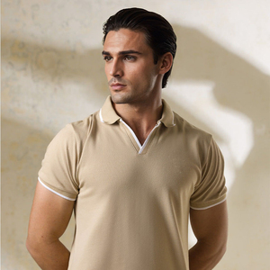 เสื้อโปโลคอวีผู้ชาย สีเบจ ผ้าฝ้าย แขนสั้น ทรงปกติ สวมใส่สบาย สีพื้น ผ้าถัก แต่งขอบตัดสี - Product Image 1