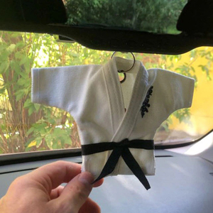 Porte-clés Mini Gi, style arts martiaux, BJJ, Jiu Jitsu, Karaté, Taekwondo, Judo, broderie personnalisée, cadeau - Product Image 1
