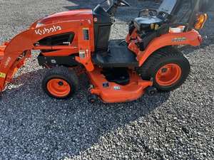 Tractor Compacto Kubota BX2360 - Diésel de 23 HP - Transmisión Hidrostática - Equipo para Pequeñas Granjas y Jardinería - Product Image 4