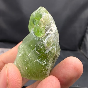 Spécimen de cristal de péridot vert fantôme naturel, pierre minérale brute irrégulière provenant du Kohistan, Pakistan, pour la fabrication de bijoux - Product Image 1
