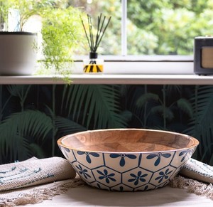Tazón de Ensalada de Madera Ecológico Hecho a Mano con Diseño Floral Azul, Apto para Lavavajillas y Congelador, Vajilla Premium para Servir Alimentos en el Hogar - Product Image 3