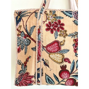 Sac fourre-tout bohème en coton avec motif floral brodé, design matelassé, ouverture supérieure, grande taille, fermeture éclair, toutes saisons, Rajasthan - Product Image 6