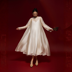 Robe midi en voile de soie rayée pour femme, col rond, manches classiques, détail boutonné, fente latérale, style minimaliste ample et respirant - Product Image 1