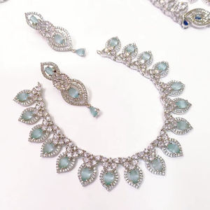 Ensemble de bijoux de mariage en strass vert menthe de qualité supérieure – Collier et boucles d'oreilles plaqués argent de luxe pour les fêtes - Product Image 1