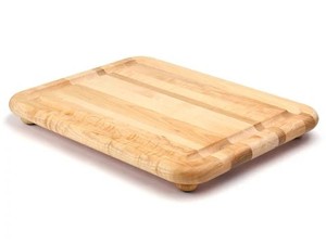 Tabla de cortar de madera de alta resistencia con ranura para jugos, ideal para entusiastas culinarios y uso comercial. Presenta un borde con fresado de precisión. - Product Image 1