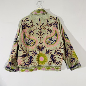 Veste en velours vert sauge Suzani |   Manteau brodé à la main avec des motifs floraux folkloriques |   Vêtements d'extérieur pour festival bohème - Product Image 4