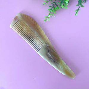 Peigne en corne de buffle de qualité supérieure, design personnalisé, fabrication artisanale à 100%, pour femme, homme et usage en salon, produit très demandé. - Product Image 1