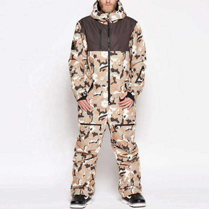 Combinaison de ski et snowboard une pièce à capuche pour homme, imprimé camouflage, couleur Tan Désert, pour l'hiver et les activités de plein air - Product Image 2