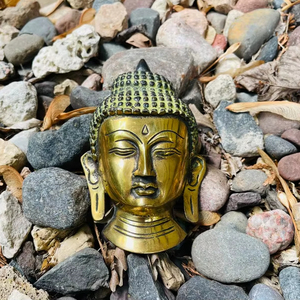 Estatua de Cabeza de Buda de Latón Antiguo, Artesanía Metálica Moderna Hecha a Mano, Tema Cultural, Decoración Artística Duradera para el Hogar, Adorno de Mesa - Product Image 1