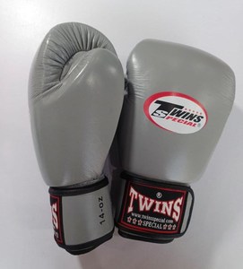 นวมชกมวยไทยหนังวัวแท้ทำมือ ยี่ห้อ Twins สำหรับซ้อมซานด้า ฝึกซ้อม MMA และต่อสู้ แบบเต็มนิ้ว - Product Image 2