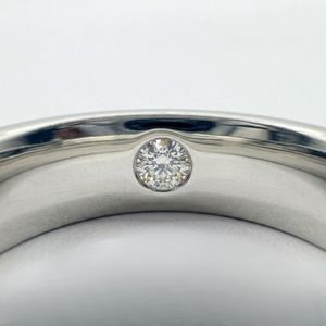Anillo de Oro Blanco de 8K con Diamante Cultivado en Laboratorio de 0.05CT, Redondo, con Textura Interior y Piedra Secreta, Anillo de Boda - Product Image 2
