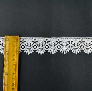 Bordure en dentelle ajourée soluble dans l'eau avec broderie florale délicate en soie de lait et appliques pour la décoration de robes de mariée et de vêtements - Product Image 4