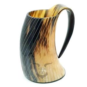 Chope artisanale en corne de bœuf authentique, mini, bicolore, style Viking, avec motif sculpté vertical, pour bière et hydromel médiéval - Product Image 3