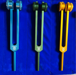 Ensemble de 8 diapasons lestés colorés pour chakras, thérapie sonore par fréquences Hz + pierres de cristal et semi-précieuses. - Product Image 5