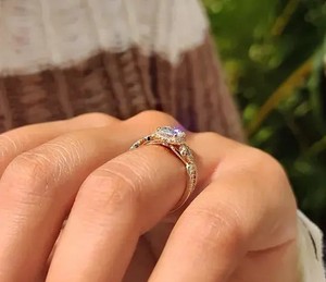 Bague de fiançailles de luxe en diamant rond brillant avec halo et pierres latérales étincelantes, bijoux fins pour mariage - Product Image 6