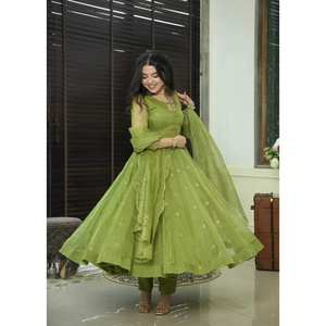 Ensemble haut-bas et dupatta de soirée, fait main, de créateur, en organza brodé, coupe A-line, taille empire - Product Image 1