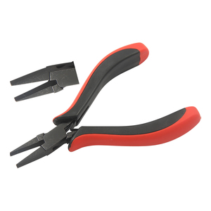 Alicates de punta plana de 130 mm con mordazas lisas para crimpado, pesca, anillos de retención y fabricación de joyas, con mangos ergonómicos de óxido negro, goma negra y roja - Product Image 1