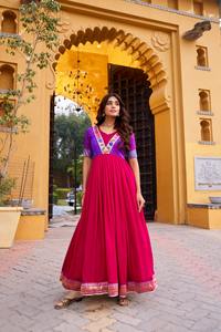 Vestido tradicional indio de seda Vichitra con un hermoso diseño fluido y tejido Zari para mujeres, ideal para bodas. - Product Image 3