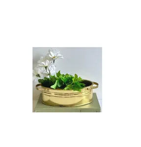 Elegante macetero de metal con acabado dorado, diseñado para macetas de cerámica pesadas y plantas grandes, para realzar el estilo interior y exterior. - Product Image 1