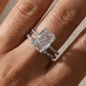 Bague de fiançailles luxueuse en argent sterling 925 avec moissanite taille radiant de 7,0 carats, halo caché et alliance classique plaquée or à taille complète - Product Image 4