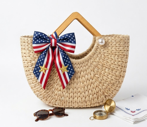 Sac à main en jacinthe d'eau tressée patriotique avec poignée en bois, nœud drapeau et perles décoratives pour usage quotidien, fabriqué au Vietnam - Product Image 5
