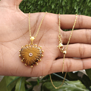 Collar con colgante de corazón tallado a mano en piedra natural de ojo de tigre de alta calidad con circonitas multicolor y chapado en oro de 18k. - Product Image 5