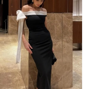 Robe moulante noire en satin à épaules dénudées avec nœud blanc, longueur ras du sol, pour club, sexy, couleur unie, pour femme adulte - Grande Vente - Product Image 4