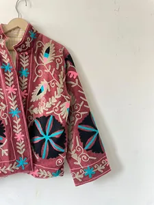 Chaqueta Suzani de Terciopelo Rosa Bordada a Mano para Mujer, Cuello Alto, Patrón Floral Geométrico, Estilo Bohemio, Manga Larga, Ropa de Abrigo para Otoño - Product Image 3