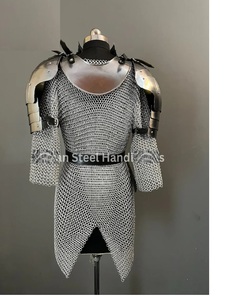 Vestido de armadura de malla de acero plateado con hombreras y cinturón, disfraz de moda con relieve de imitación antigua - Product Image 3