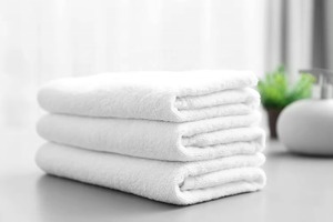 Serviettes de bain en coton pur de qualité export, blanches, 550 GSM, en tissu éponge, douces, absorbantes et durables, pour hôtels et complexes hôteliers - Product Image 3
