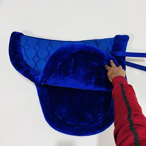 Dernier modèle Tapis de selle de football matelassé de couleur personnalisée avec garniture en vison et doublure complète en vison, confortable pour les chevaux - Product Image 4