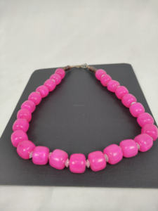 Collier moderne fait main d'Europe avec pendentif en résine de corne de buffle naturelle, chaînes perlées, pierre principale au toucher réel, perle, objet d'art de collection, tendance - Product Image 4