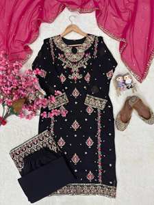 Conjunto de Kurti y Pantalón Bordados de Diseñador con Dupatta Rosa |   Traje Salwar Étnico para Mujer para Fiestas - Product Image 4