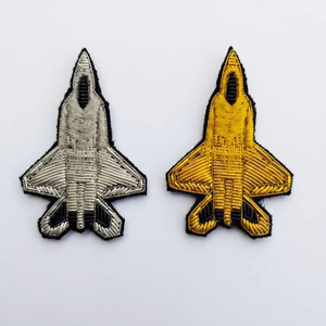 Broches brodées à la main en fil de soie doré et argenté - Broche de coléoptère ailé en fil de soie - Broderie 3D d'insectes de luxe - Product Image 1