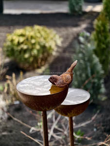 Bain d'oiseaux décoratif en métal pour jardin, au style vintage, construction robuste, finition résistante aux intempéries, attire les oiseaux grâce à sa bassine d'eau. - Product Image 3