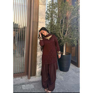 Conjunto de Top, Pantalones y Dupatta de Fiesta para Mujer de Diseñador con Bordado de Lentejuelas - Product Image 2