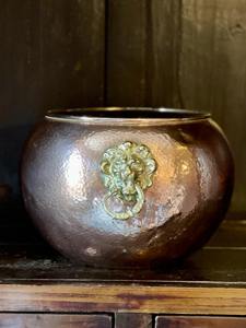 Maceta redonda decorativa martillada con asa de cara de león, ideal para jardín, balcón y decoración de mesa, hecha a mano en India. - Product Image 3