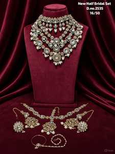 Parure de collier et boucles d'oreilles de mariée Kundan en zircon, style indien orthodoxe, en alliage plaqué bronze antique, motif floral imitation, tendance - Product Image 2