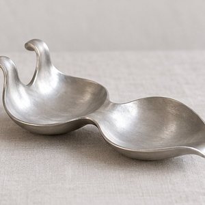 Reposacucharas de Aluminio Hecho a Mano con Diseño de Doble Lóbulo - Soporte Metálico Artesanal para Cubiertos de Mesa de Comedor - Product Image 1