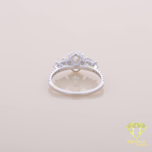 แหวนหมั้นเพชรทรงลูกแพร์สามเม็ด ชุบทองคำขาว สำหรับผู้หญิง - Product Image 3