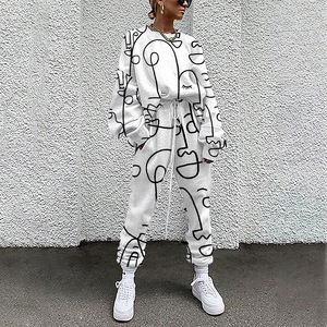 Survêtement entièrement imprimé pour femmes, conçu avec un style personnalisé et des motifs vibrants, doté d'un tissu doux, d'une coupe décontractée et d'un look tendance. - Product Image 4