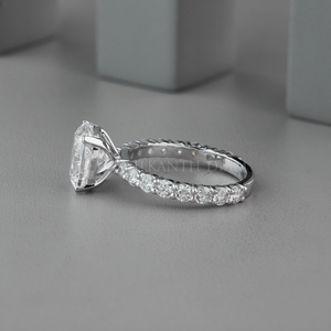 Bague en or blanc pavée de diamants de laboratoire au design tendance, taille coussin, certifiée IGI, pureté VVS, pour femme, en vente - Product Image 3