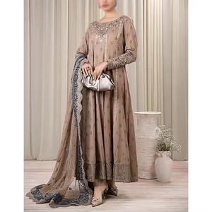 Elegante Vestido Largo de Gasa Bordado con Cuello Barco y Mangas Largas, Estilo Vintage, Diseño Clásico - Product Image 1