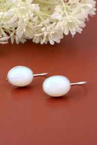 Boucles d'oreilles pendantes en argent sterling opale blanc, bijoux minimalistes, boucles d'oreilles élégantes, cadeau pour femmes, faites à la main - Product Image 4