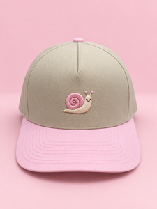 Casquette de baseball color block beige avec visière rose et broderie d'escargot mignon, 5 panneaux - Product Image 1