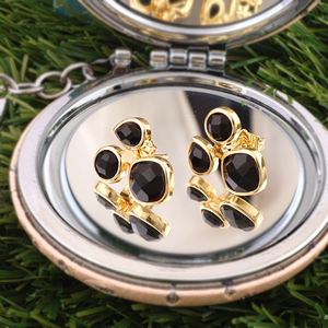 Boucles d'oreilles clous vintage en onyx noir à motif damier, triple pierre précieuse, laiton plaqué or 18 carats, minimalistes, tendance, légères, cadeau pour femme - Product Image 2