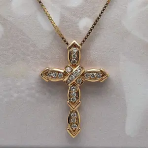 Collier pendentif croix chrétienne de luxe pour femme en moissanite, plaqué or, argent sterling 925 avec effet diamant - Product Image 4