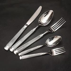 Ensemble de couverts élégants et modernes en métal argenté, fabriqués à la main, conçus pour les dîners raffinés, les célébrations spéciales, les mariages, couteaux, fourchettes, cuillères - Product Image 5