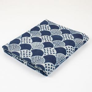 Tissu en coton indigo artisanal avec motif de vagues traditionnel, nouveau design élégant de vagues festonnées - Product Image 1