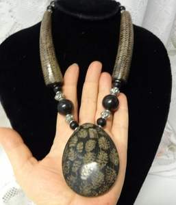 Collar de cuerno de lujo con acabado liso diseñado para una coordinación elegante con atuendos y colecciones de accesorios de moda premium. - Product Image 2